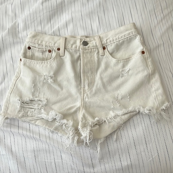 Levi’s White Denim Shorts - Picture 1 of 4